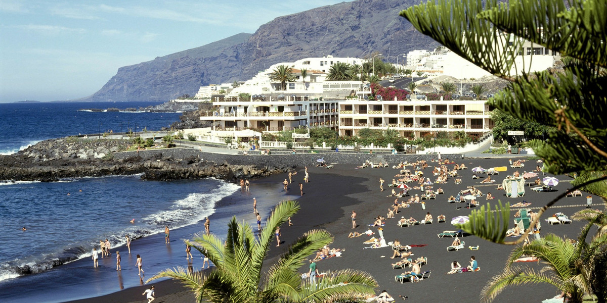Klienci Thomasa Cooka na Wyspach Kanaryjskich stanowili 25 proc. wszystkich turystów. Na zdjęciu plaża Playa la Arena na Teneryfie.