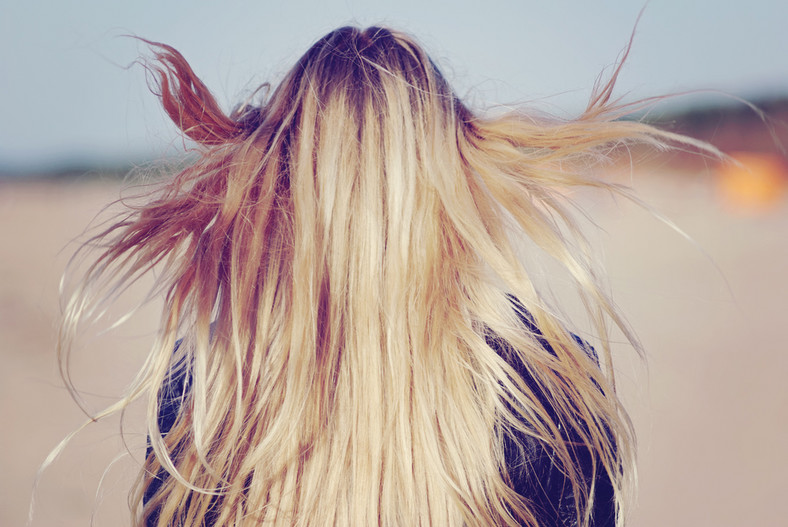 Blondynki często borykają się w problemem miedzianego odcienia włosów
