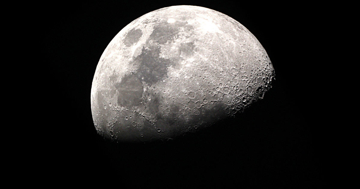 Un punto plateado apareció junto a la luna.  ¿qué es esto?  Los científicos explican