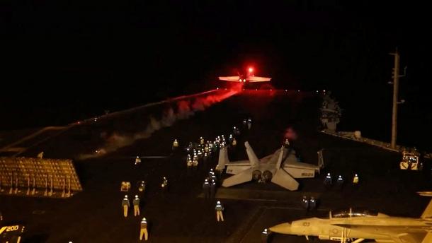 Amerykański lotniskowiec, z którego startują samoloty bombardujące siły Houthi