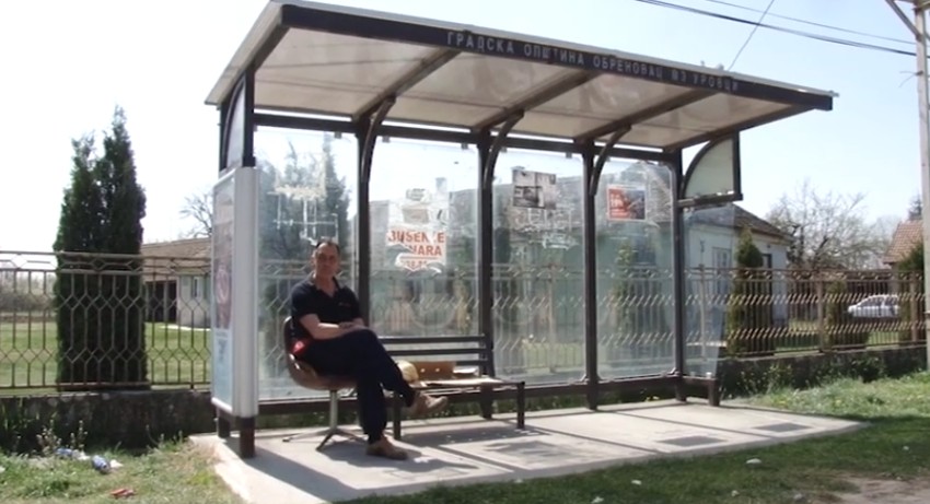 Mnogi meštani se bore za nju: fotelja na autobuskom stajalištu Urovci-Šabački put