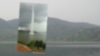 Tornado wodne unosi się nad jeziorem i wiruje do samego nieba [WIDEO]