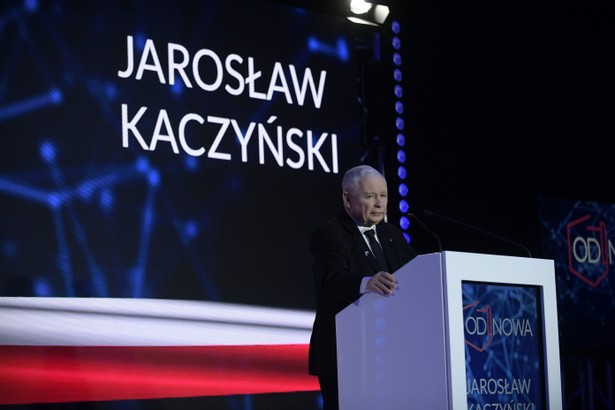 Warszawa, 27.03.2022. Wicepremier, prezes PiS Jarosław Kaczyński przemawia na I Zjeździe Krajowym Stowarzyszenia OdNowa w hotelu Hilton w Warszawie