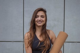 Zorka je joga instruktorka i pokazala nam je 3 MOĆNE VEŽBE koje oslobađaju NAPETOSTI I SPAS SU ZA LEĐA: Ne treba vam ni pet minuta dnevno, mogu da se rade i na pauzi za kafu