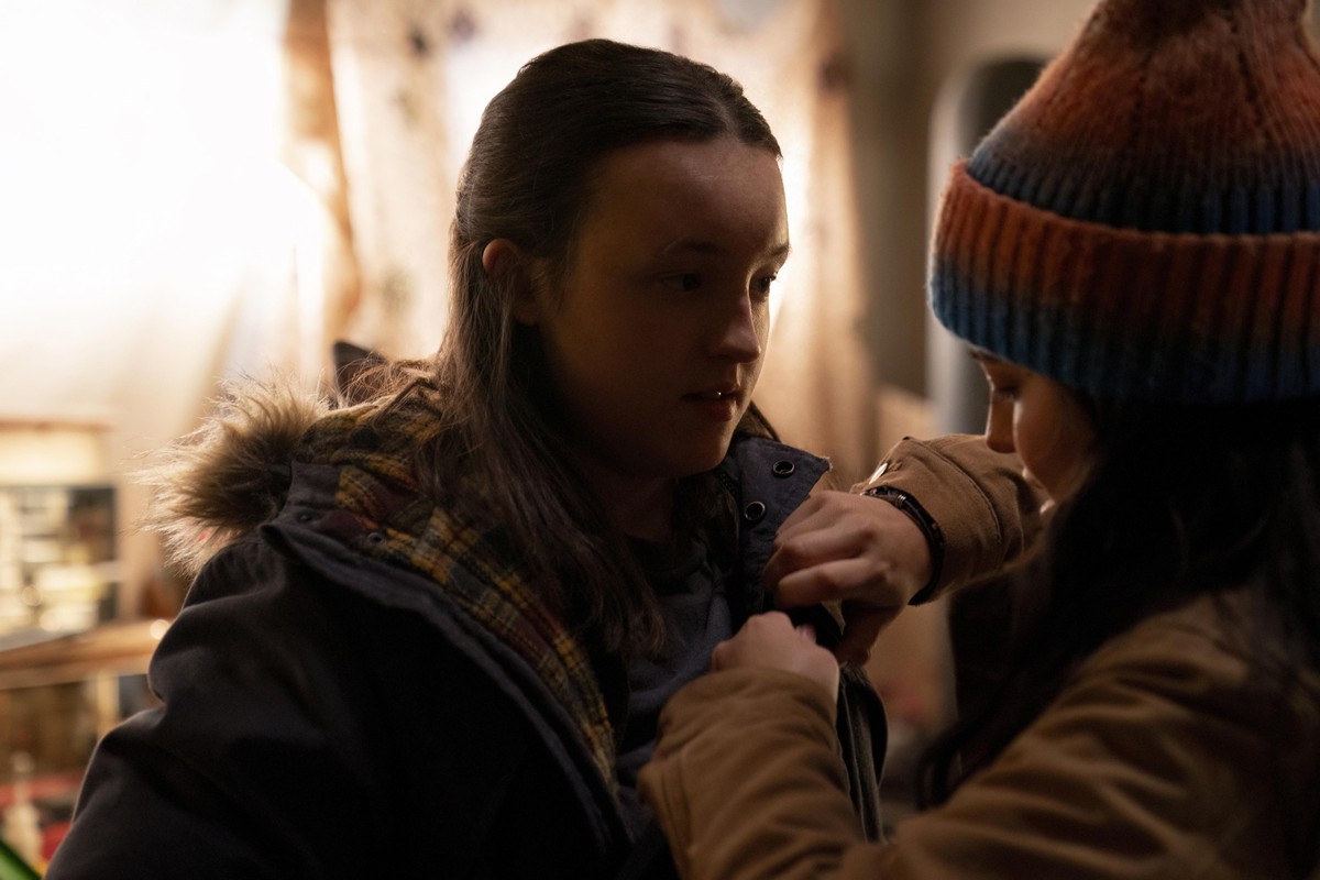 Bella Ramsey jako Ellie i Isabela Merced jako Dina w pierwszym odcinku drugiego sezonu serialu "The Last of Us"