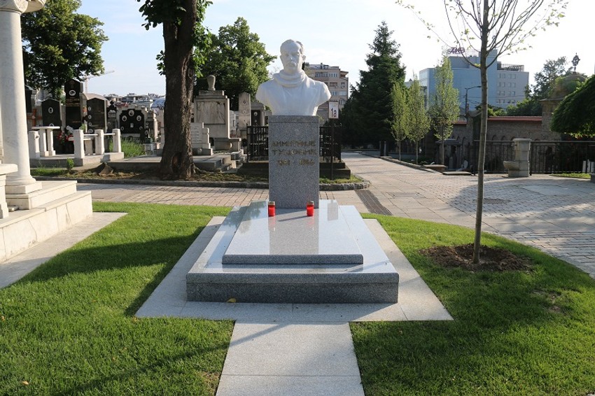 Grob Dimitrija Tucovića u Aleji velikana na Novom groblju.