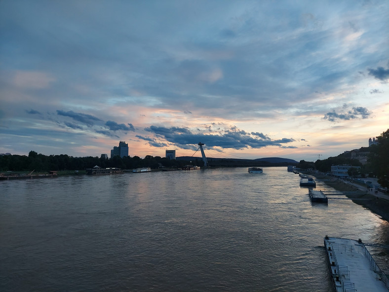 Wieczorny widok na Dunaj. W tle widoczne UFO