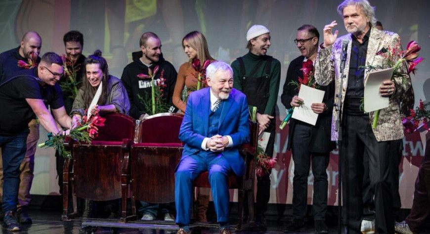 Fotele z teatralnej loży cesarskiej przekazane na 32. finał WOŚP. Obiekt to niemały, bo fragment rzędu z trzema fotelami waży 1000 kg.