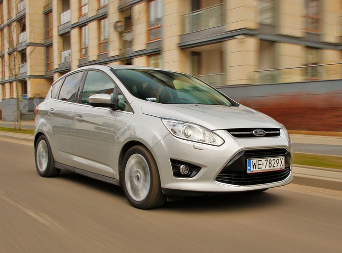 Z czym wam się kojarzą kompaktowe minivany, bo nam z nadmuchanymi autami segmentu C, które są mniej poręczne w mieście i wolniejsze na zakrętach. Po przejażdżce najnowszym fordem c-max diametralnie zmieniamy naszą opinię...