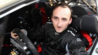 Robert Kubica za kierownicą samochodu rajdowego drzwi otwarte