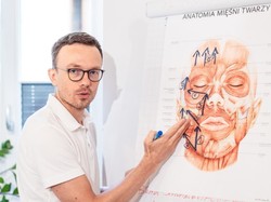 Masaż twarzy jako profilaktyka procesów starzenia skóry? Specjalista wyjaśnia, jak to działa