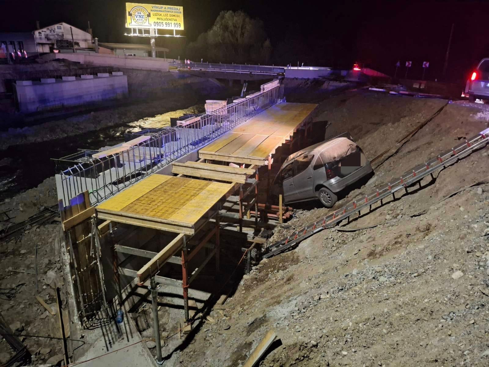 Nehoda osobného auta v Lietavskej Lúčke si vyžiadala troch zranených.