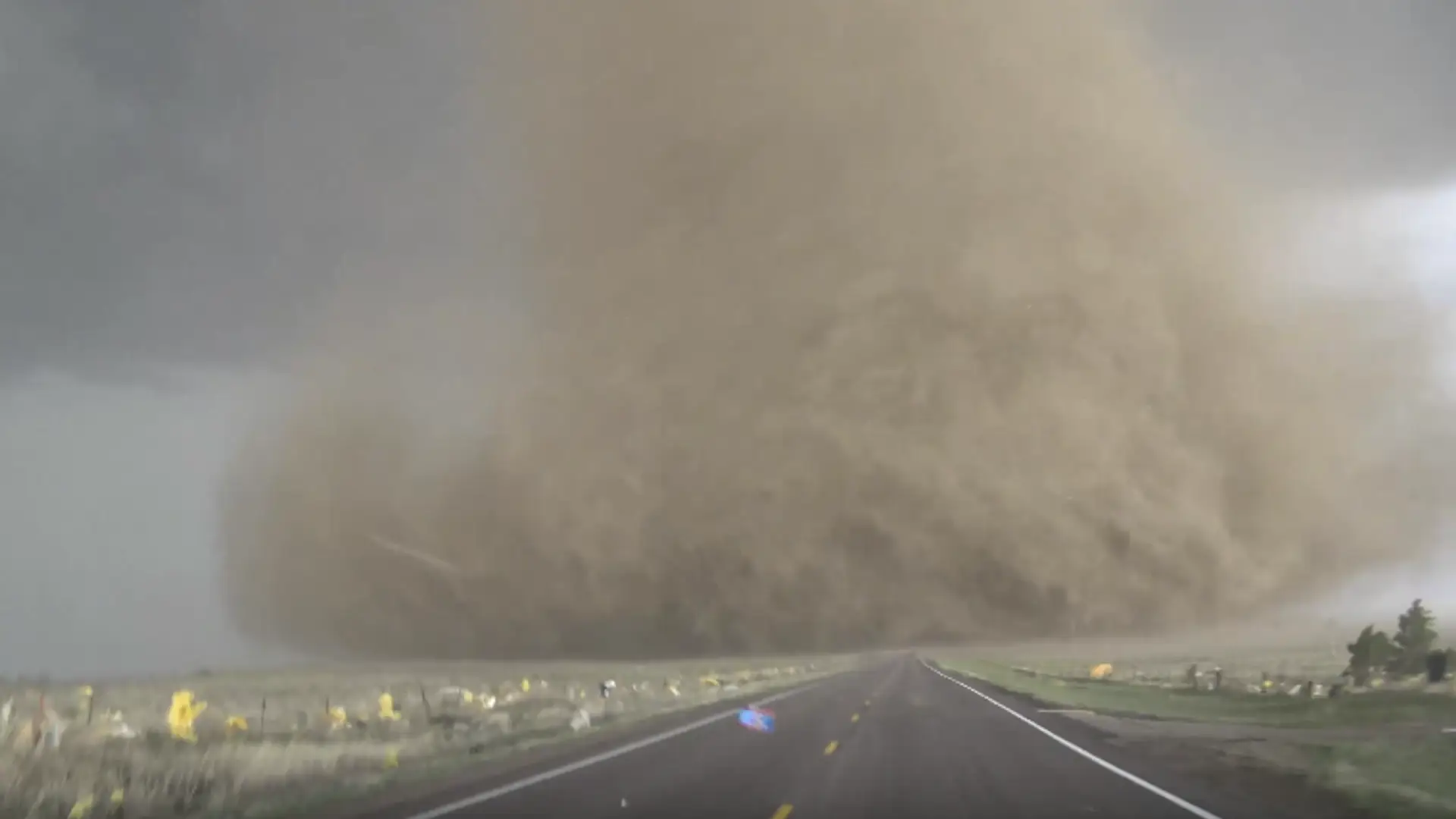 Nagrali tornado z bliska. Baaardzo bliska!