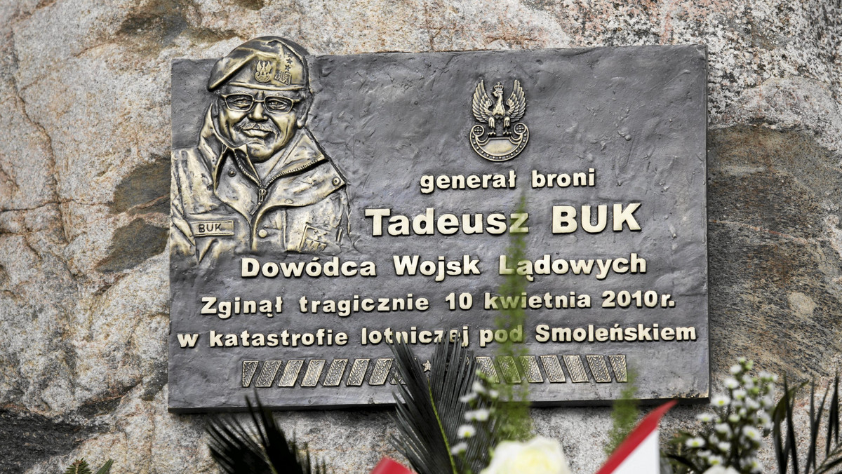 Sztafeta Pamięci gen. broni Tadeusza Buka, który zginął w katastrofie smoleńskiej, wyruszyła ze Spały w 4. rocznicę tego zdarzenia. Wojskowi przebiegną w sumie ok. 500 km. Bieg, który organizowany jest już po raz czwarty, zakończy się 25 kwietnia w Żaganiu.