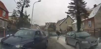 Ostrzelano auto łobuza, gdy rozpychał się nim powoli między policjantami. Uciekł, by potem znów narazić życie... FILM