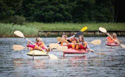 5 najpopularniejszych obozów młodzieżowych tego lata. Od sportu przez przygodę po sztukę
