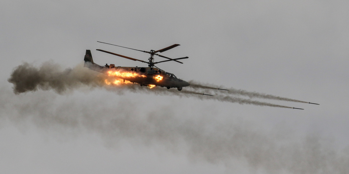 Rosyjski śmigłowiec Ka-52 Aligator wystrzeliwuje pociski podczas ćwiczeń Zapad 2021