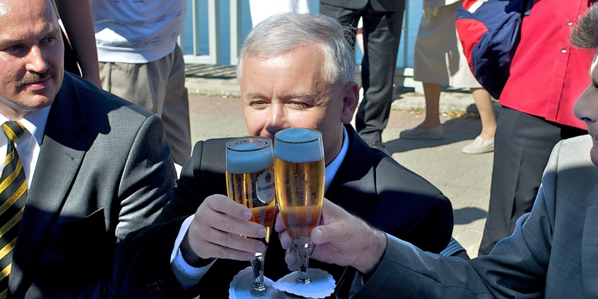 Jarosław Kaczyński pije piwo.