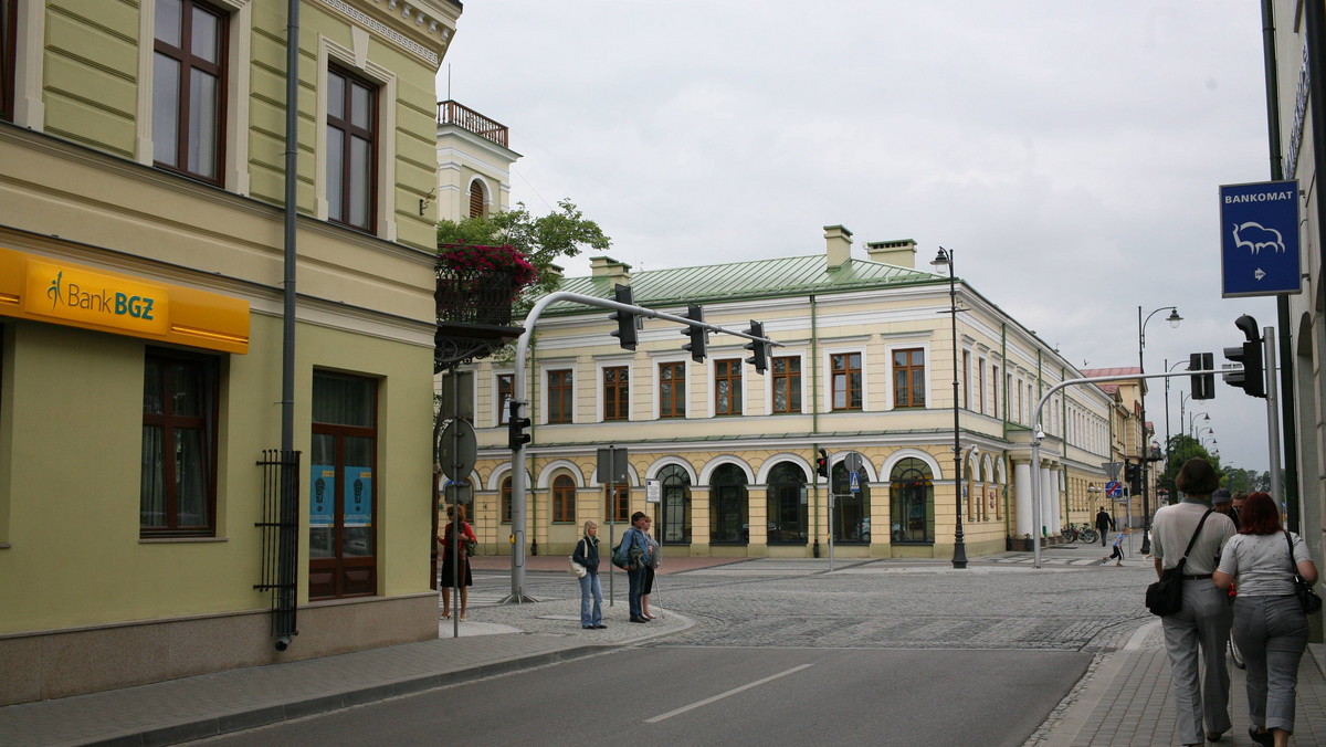 Szpecą zabytki i zasłaniają odrestaurowane kamienice - wielkopowierzchniowe reklamy i banery stają się zmorą Suwałk. Są jednak plany, by problem ten rozwiązać. Remedium ma być wprowadzenie specjalnej klauzuli w umowach w umowach z właścicielami budynków.