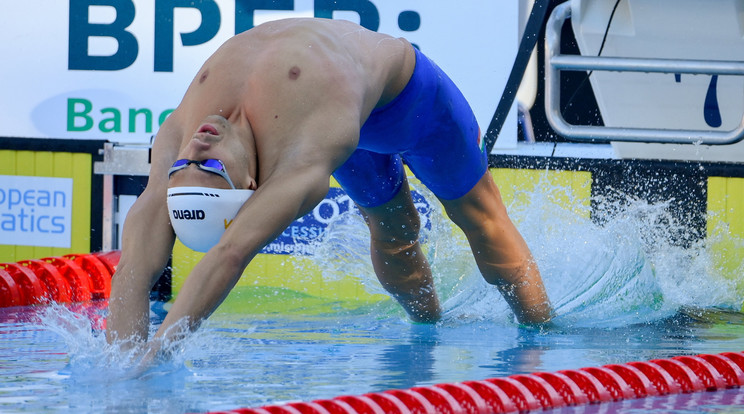 A későbbi ezüstérmes Kovács Benedek a férfi 200 méteres hátúszás döntőjében a római vizes Európa-bajnokságon a Stadio Del Nuotóban 2022. augusztus 13-án / Fotó: MTI/Czeglédi Zsolt