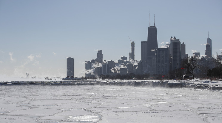 Chicago panorámája leginkább egy sarkvidéki tájra vagy
egy téli katasztrófafilm díszletére hasonlít jelenleg / Foto: MTI EPA Kamil Krzaczynski