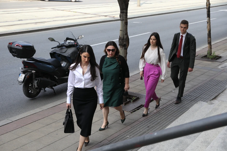 Miljana Kecmanović u pratnji advokata 