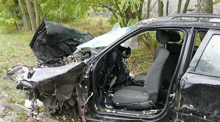 A focistalányok autója teljesen összezúdódott / Fotó: Kiss Zoltán-beol.hu