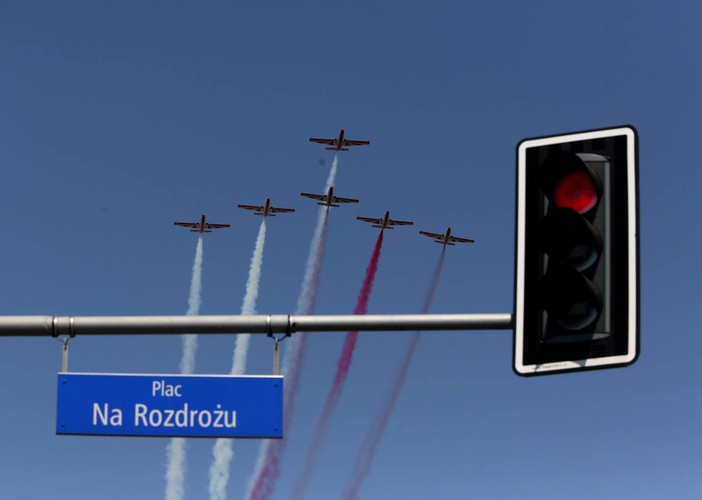 Parada lotnicza z udziałem samolotów i śmigłowców otworzyła defiladę wojskową, 15 bm. (cat) PAP/Tomasz Gzell