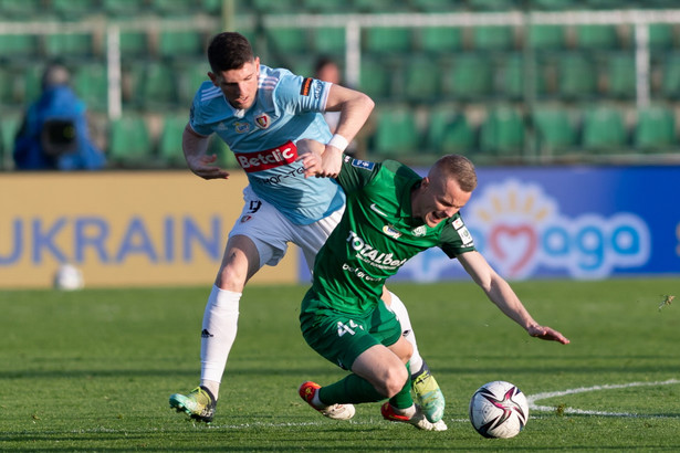 Zawodnik Warty Poznań Dawid Szymonowicz (P) i Alberto Toril (L) z Piasta Gliwice podczas meczu 31. kolejki piłkarskiej Ekstraklasy