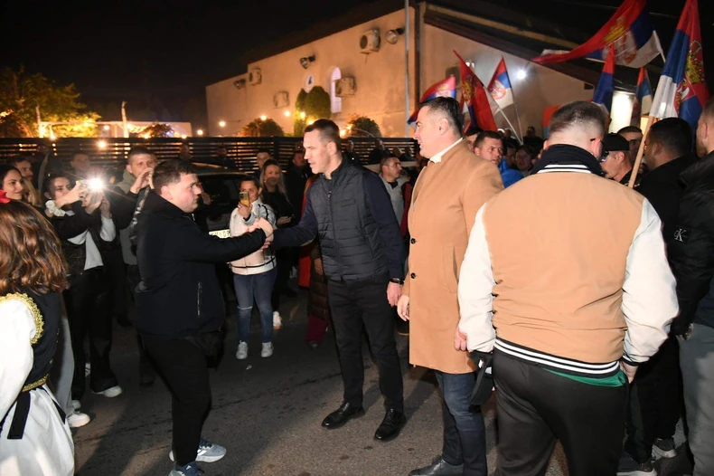 Srbi sa KiM koji pešače ka Novom Sadu