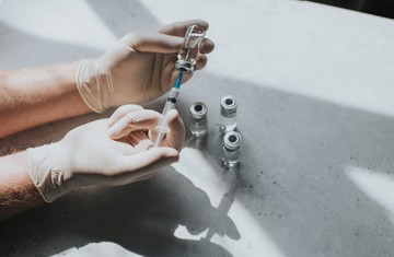 Omikron elleni vakcina: ezt kell tudni róla, mielőtt oltat