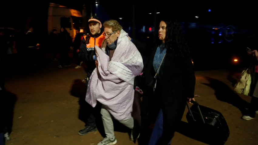 Prebacivanje povređenih putnika u bolnicu | Foto: Reuters