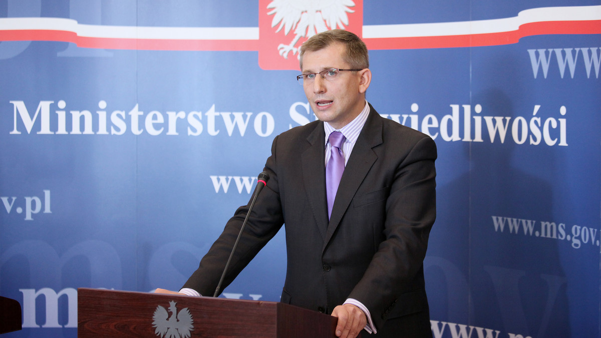 Działania władz w sprawie tzw. dopalaczy, w tym pieczętowanie sklepów i towaru, są zgodne z prawem - zapewnił minister sprawiedliwości Krzysztof Kwiatkowski.