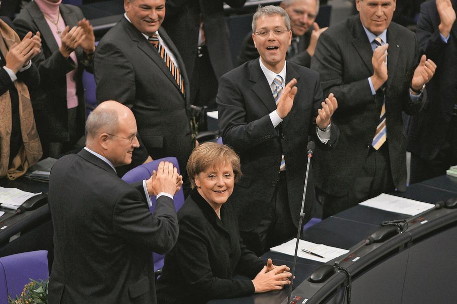 W listopadzie 2005 roku Bundestag wybrał pierwszą kobietę na kanclerza Niemiec. 15 lat wcześniej Merkel starała się o posadę referentki w Centrum Informacyjnym Rządu, jednak jej nie dostała, bo uznano, że brakuje jej kwalifikacji