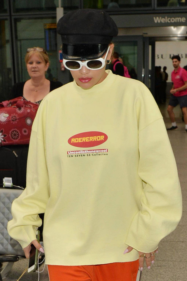 Rita Ora na lotnisku. Co ona na siebie założyła?!