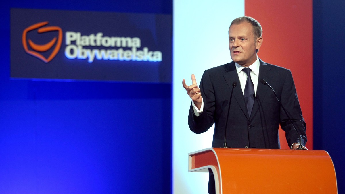 Premier Donald Tusk jest zdania, że Janusz Palikot powinien ostatecznie podjąć decyzję czy jest w PO czy poza nią. Po zapowiedziach założenia własnej partii - w ocenie Tuska - Palikot jest już raczej poza Platformą. Radzi mu, aby jak najszybciej podjął decyzję co do pozostania w PO. - Chłopie, nie stój w przeciągu. (...) Albo wte albo wewte - mówił.