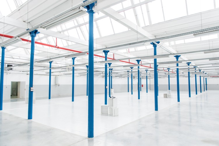 Burmistrz Prudnika Franciszek Fejdych liczy, że w przyszłości do Henniges Automotive dołączą inni inwestorzy, którzy ulokują swoją działalność w obiektach po dawnym Froteksie. Zapowiedział, że w miarę posiadanych środków samorząd zamierza przygotowywać na potrzeby inwestorów kolejne hale wraz z towarzyszącą im infrastrukturą. Łączna powierzchnia hal po zakładach bawełnianych przekracza 20,7 tys. m kw, z czego Henniges zagospodarował ok. 5 tys. m kw. - trzy hale pod jednym dachem.
<br>
Aby dawne hale mogły służyć nowemu inwestorowi, konieczny był ich remont, ale także przebudowa dróg i placów manewrowych. Potrzebna była też przebudowa kanalizacji deszczowej drogi i placu, przeprowadzona dzięki środkom samorządu województwa. Wcześniej gmina wykonała już m.in. prace związane z remontem dachu i posadzek oraz instalacji w halach. Teraz samorząd zamierza ubiegać się o środki na remont kolejnych hal.<br><br> fot. (sko) PAP/Maciej Kulczyński