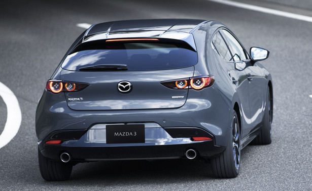 Nowa Mazda 3 ujawniona i zawstydzi hybrydy. Pod maską przełomowy silnik benzynowy, który działa jak... diesel [Pierwsze ZDJĘCIA]