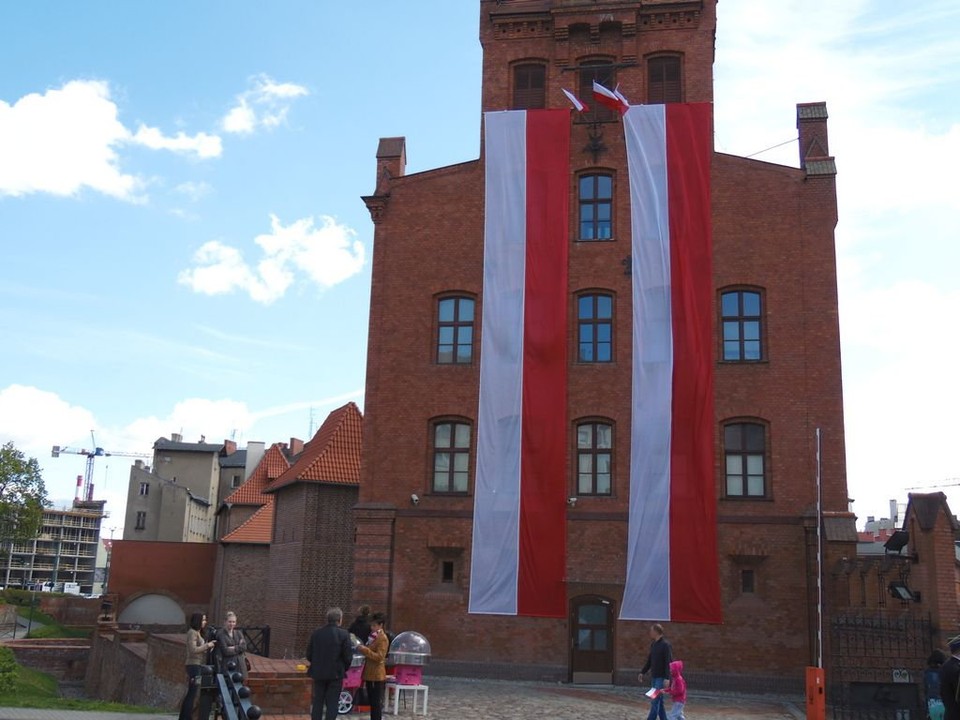 Olbrzymia flaga zawisła na strażackim wysięgniku