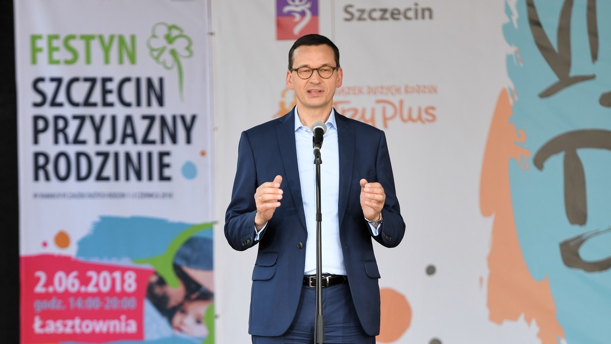 Szkolna wyprawka w wysokości 300 zł będzie naprawdę dużym wsparciem dla rodzin - powiedział dzisiaj premier Mateusz Morawiecki. Dodał, że od 1 lipca będzie można składać wnioski, by uzyskać to świadczenie.