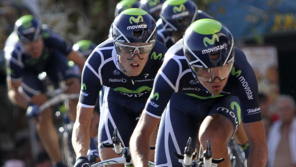 Kolarze z grupy Movistar wygrali jazdę drużynową na czas podczas pierwszego etapu Vuelta a Espana. Na mecie w Pampelunie zameldowali się jako ostatni, ale mieli najlepszy wynik (18,51). Liderem klasyfikacji generalnej został zawodnik tej ekipy Hiszpan Jonathan Castroviejo.