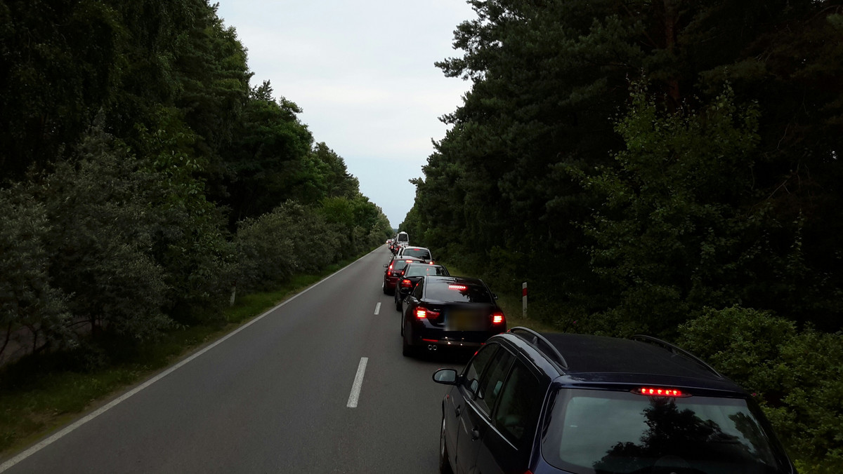Korek długości około 7 kilometrów utworzył się na drodze wojewódzkiej nr 216. Zaczyna się w miejscowości Chałupy i sięga do Władysławowa. Samochody poruszają się w "żółwim" tempie.