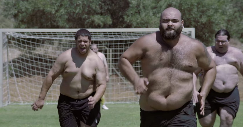 Co za spot! Spece promujący futbol zestawili w jednym spocie seksowne laski i otyłych facetów! Wideo!