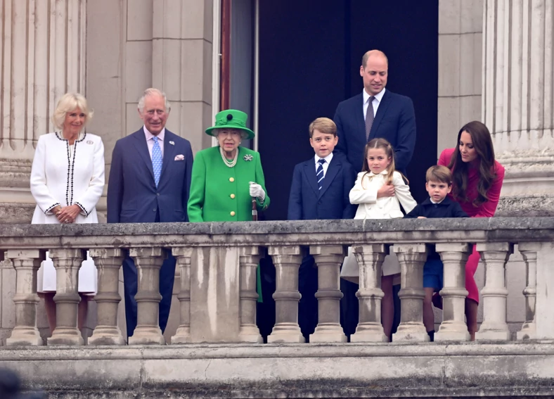 Królowa Elżbieta II na balkonie podczas zakończenia obchodów platynowego jubileuszu