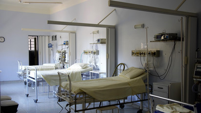 Altató- és lélegeztetőgépeket kaptak a szabolcsi kórházak