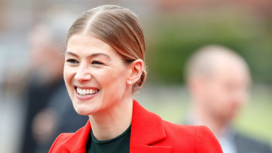 Rosamund Pike - wiolonczelistka, która została dziewczyną Bonda