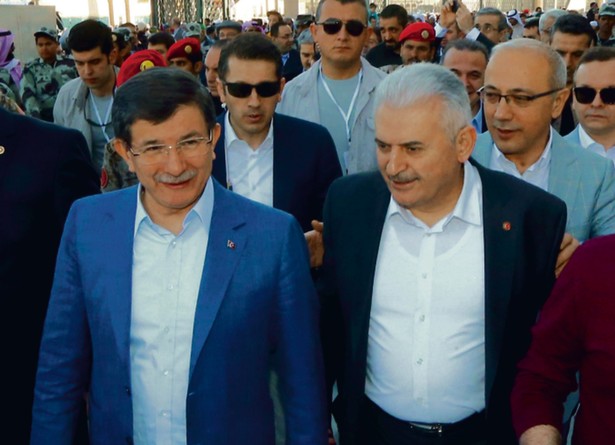 Premier Ahmet Davutoglu i kandydat na jego zastępcę, minister transportu Binale Yildirima