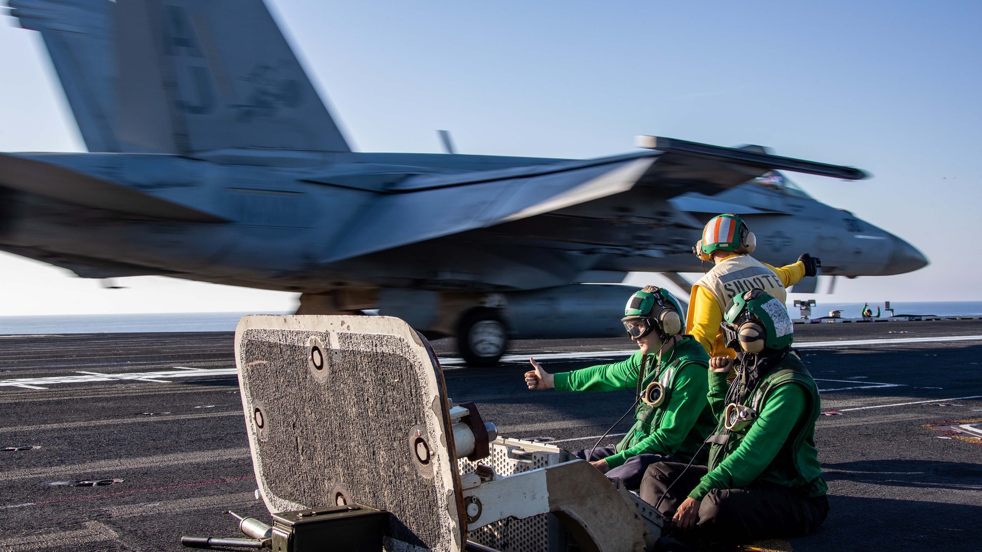 Samolot startuje z amerykańskiego lotniskowca USS Gerald R. Ford. Październik 2023 r.