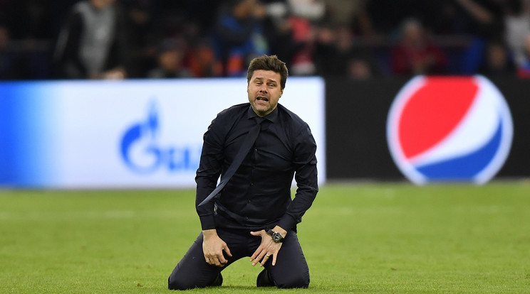 Pochettino zokogva borult a gyepre /Fotó: MTI/ AP/ Martin Meissner