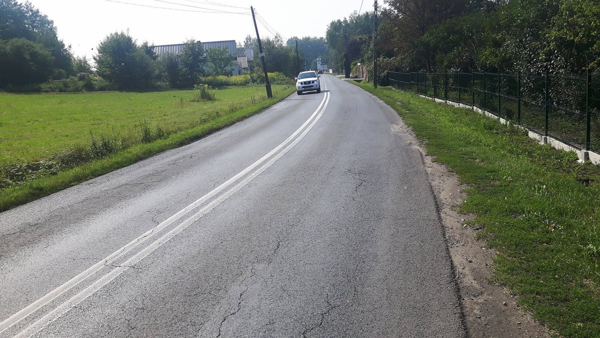 Cześć mieszkańców ulicy Tynieckiej od lat czeka na dwie ważne inwestycję: chodnik i budowę kanalizacji. O ich powstanie zaapelowali radni dzielnicy. Urzędnicy mówią, że o sprawie wiedzą i zapowiadają rozpoczęcie działań.